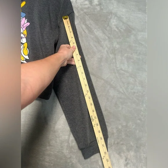 Disney Cropped Sweatshirt Women’s Large Gray Mickey And Friends - Picture 8 of 8